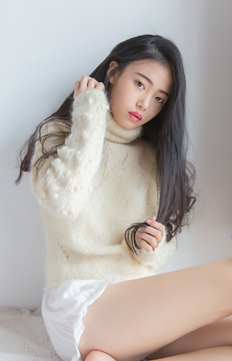 及腰长发美女娇艳香唇高领毛衣超短裤露雪白肌肤图片