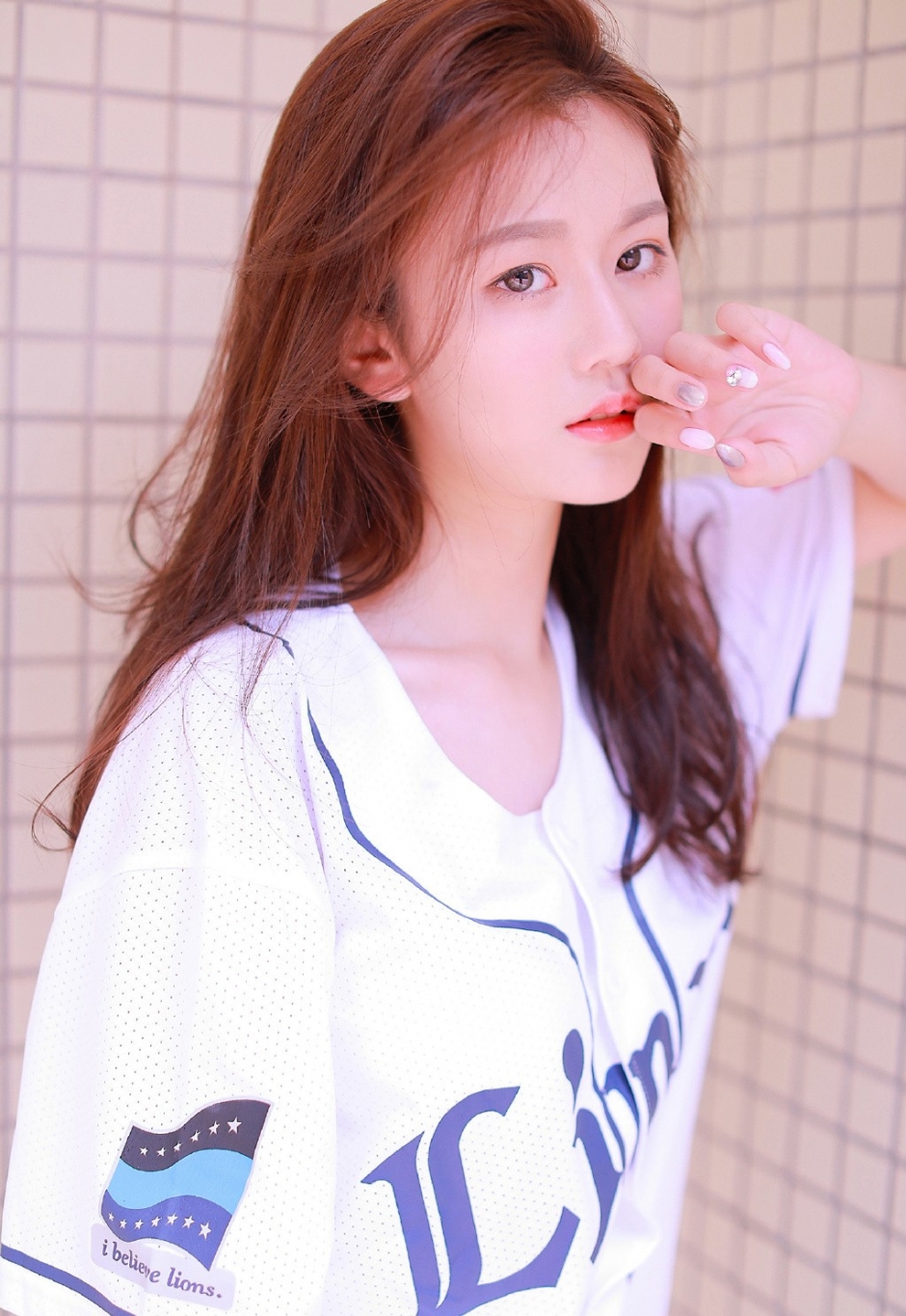 运动型美女白嫩肌肤撩长发骚动人心高清图片