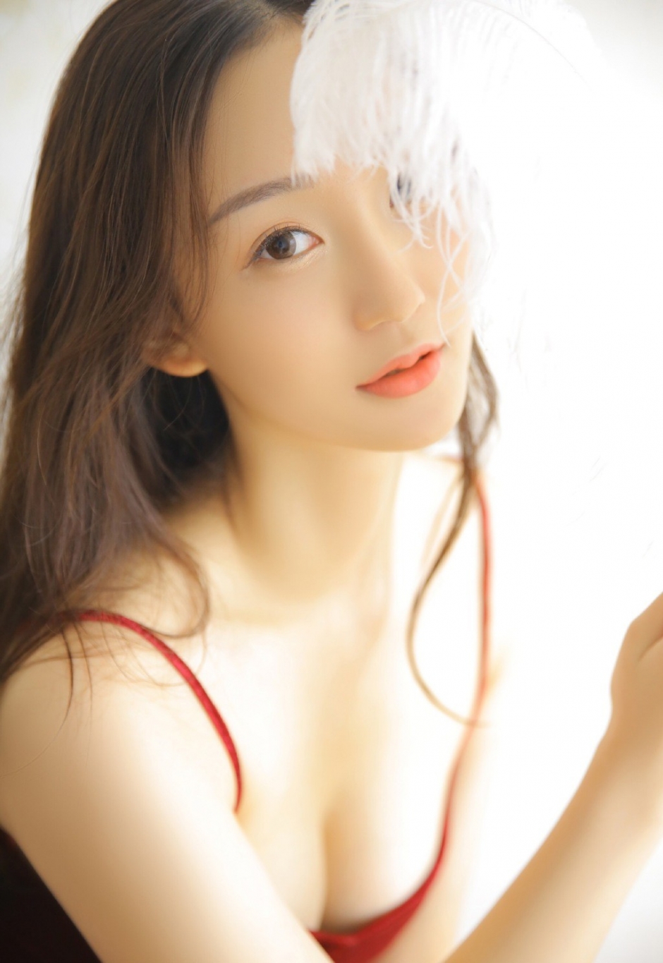 白纱蓬蓬裙美女棕色短发精致侧脸五官立体香唇微抿图片