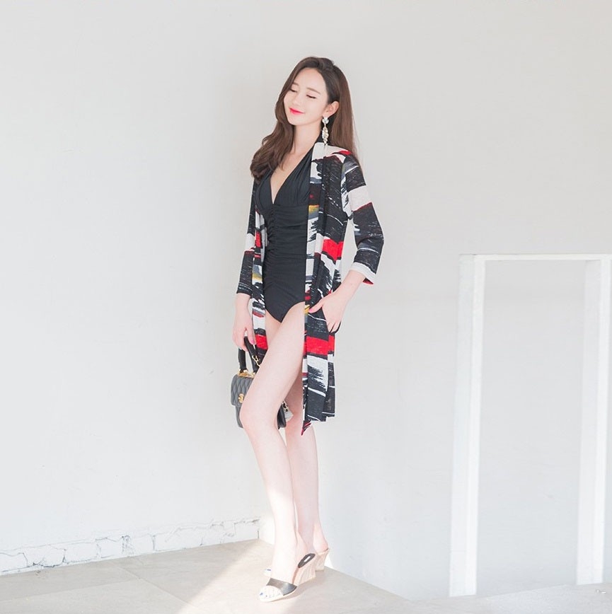 细腰长腿美女深v连体泳衣胸前春光三角肉臀诱惑写真图片