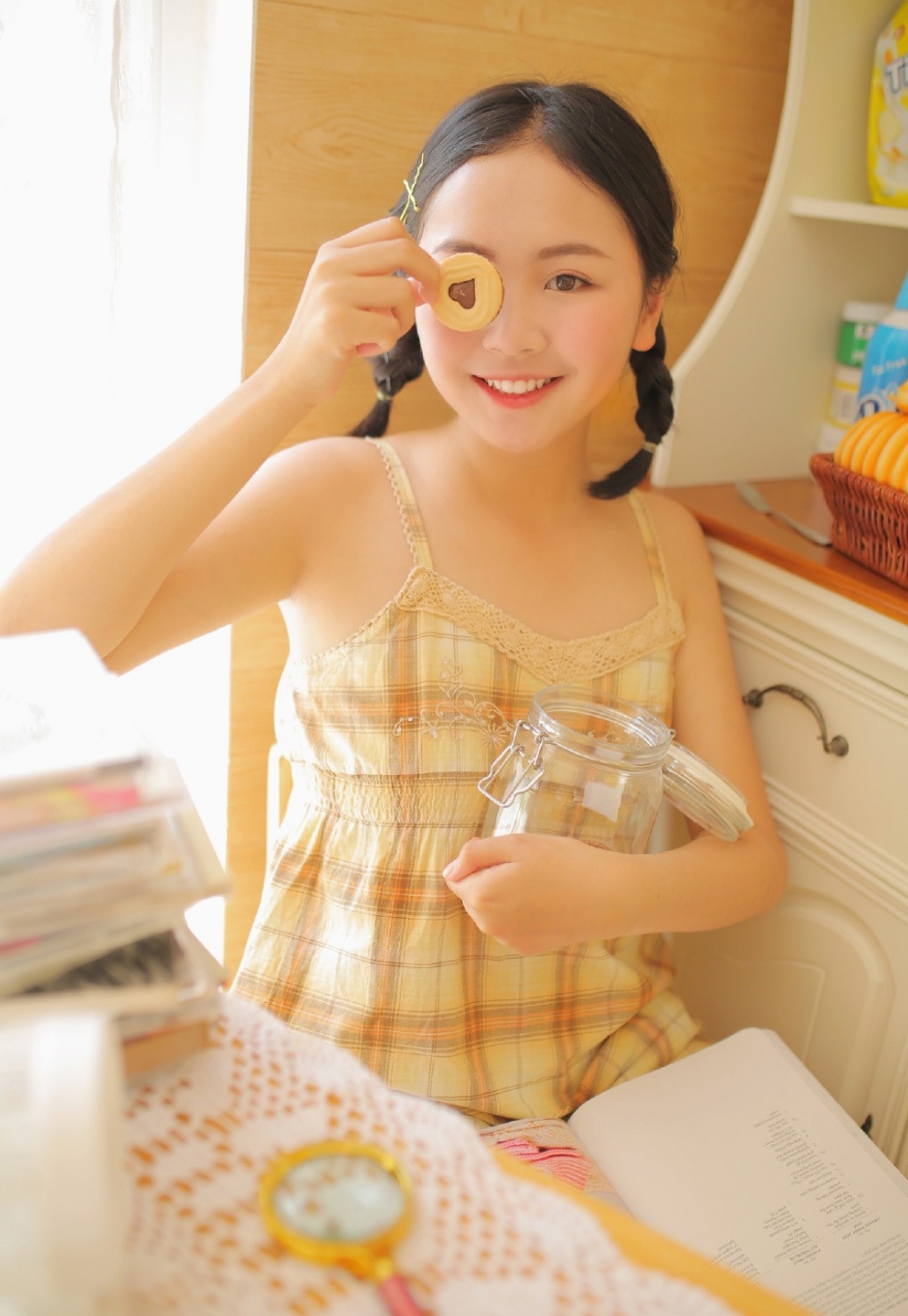 圆脸小妹妹双颊泛红黄色吊带短裙白丝嫩腿居家写真图片