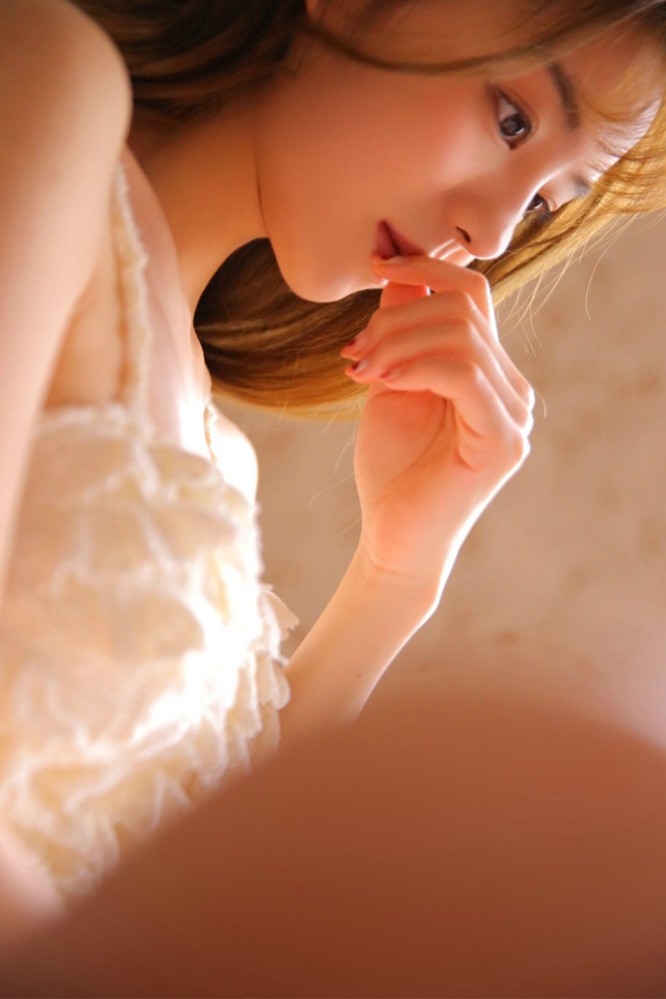 纯情少女穿吊带小背心露浅乳沟黄色长发女神级私房照片