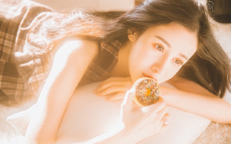 欧式双眼皮美女黑白格子连衣裙波浪卷发美目盼兮图片