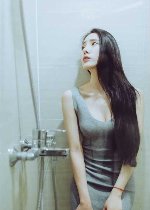 丰满美女酥胸美臀浴室湿身美肌搔首弄姿写真图片