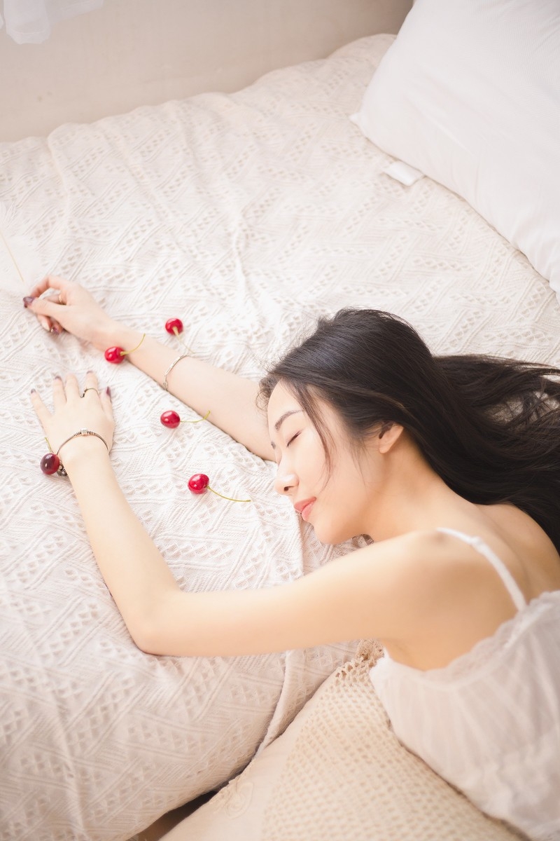 红色指甲油床上美女蕾丝睡衣露香肩美腿迷人笑容图片