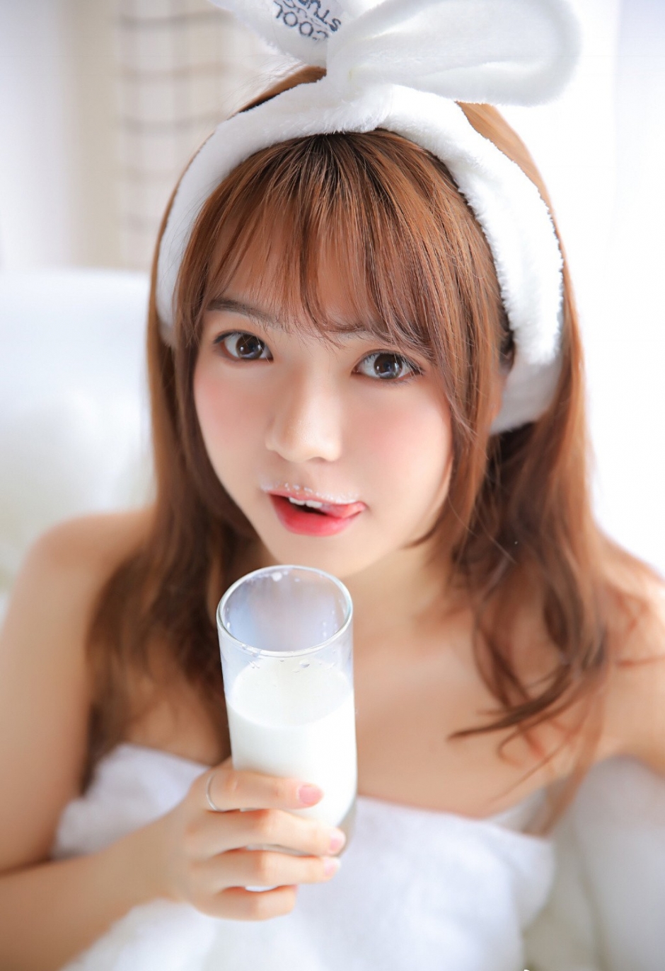 浴缸裹胸兔女郎美女脸色红润大眼迷人嘟嘴卖萌写真图片