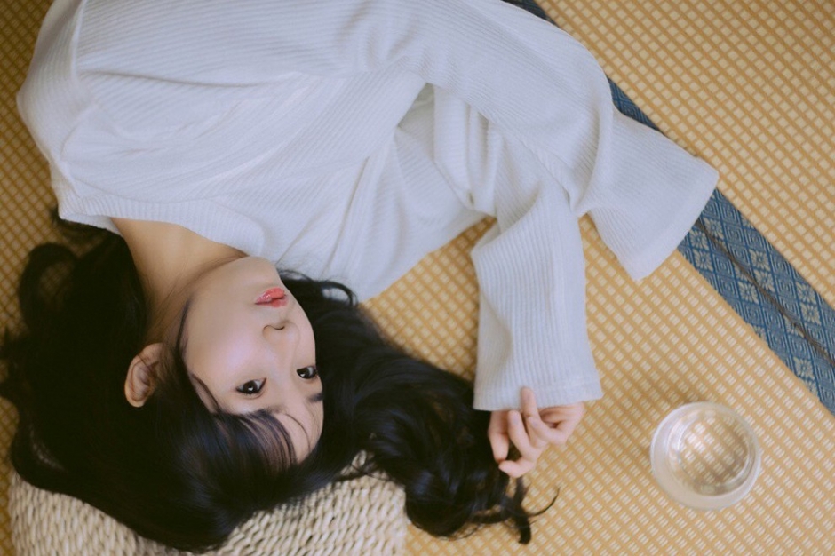 宽松毛衣美女眉眼精致乌黑长头发短裤秀细长筷子腿图片