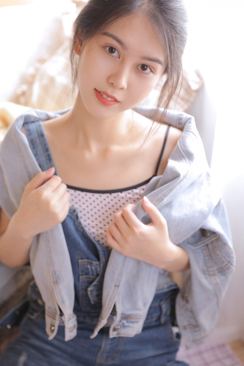 沙发白嫩美女高束马尾长相清秀牛仔背带裤苗条身姿图片