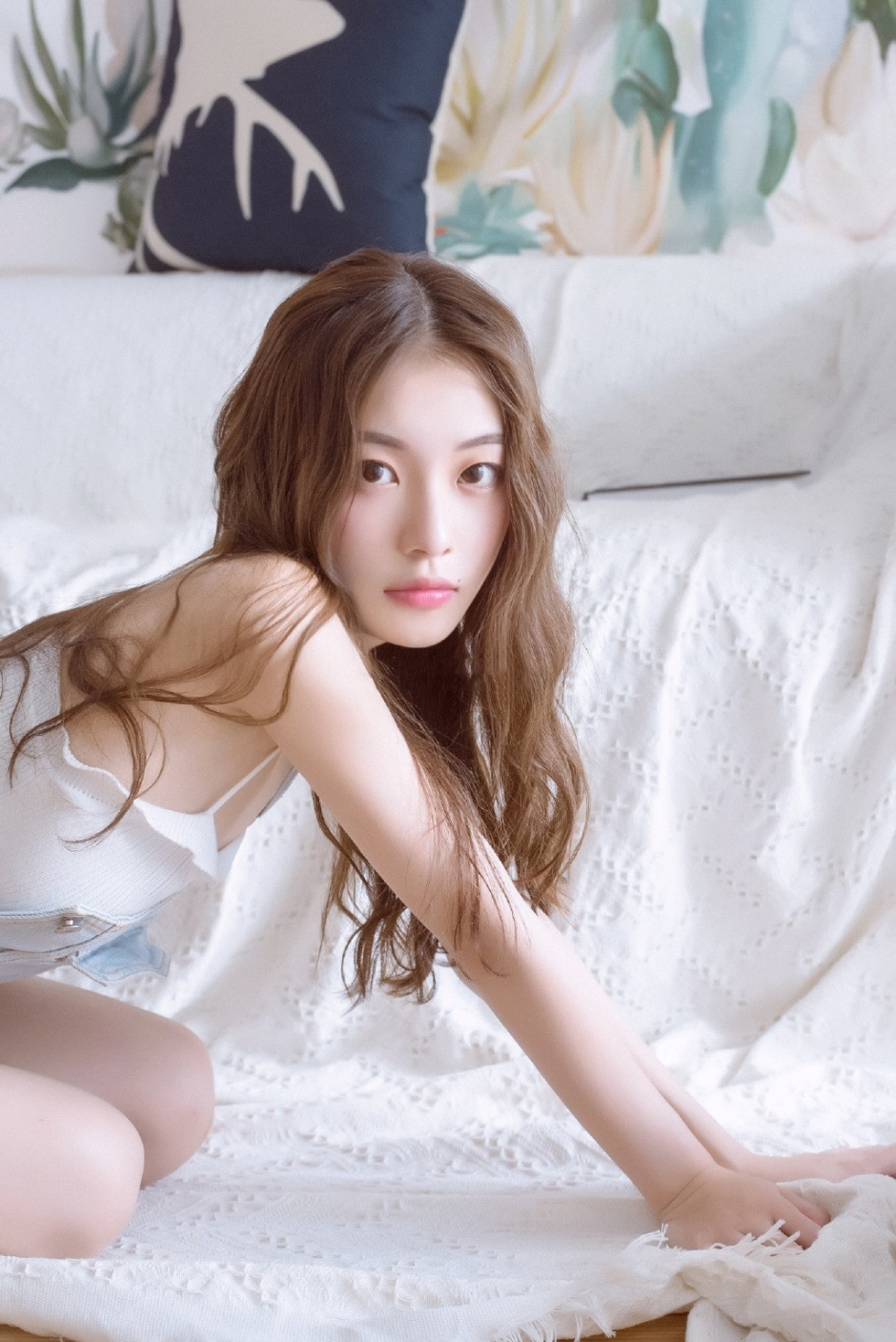 嘴角痣居家美人浅蓝背带裤棕色卷发皮肤白到发光图片