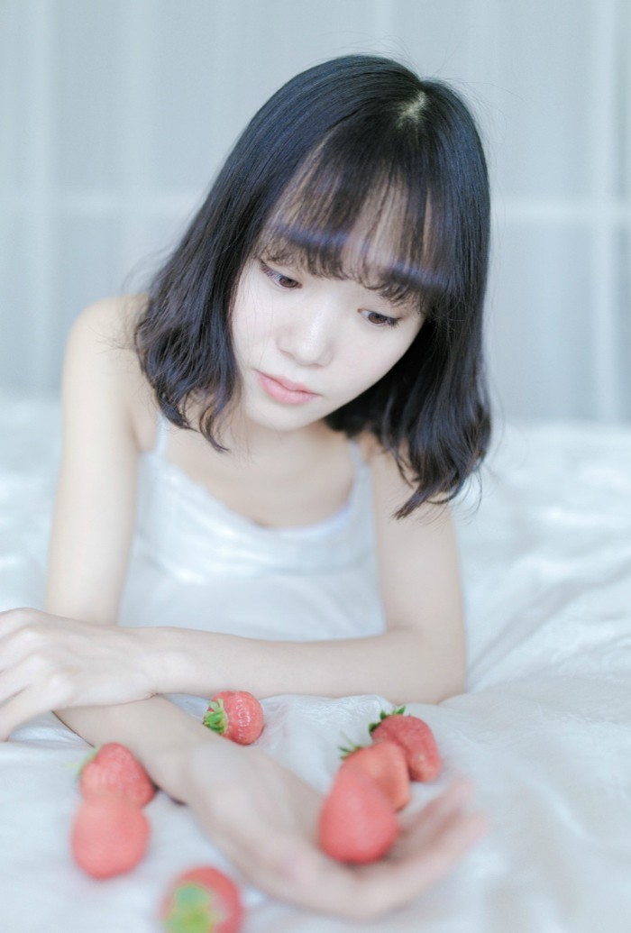 清纯草莓女孩空气刘海五官灵动吊带秀白皙锁骨床上图片