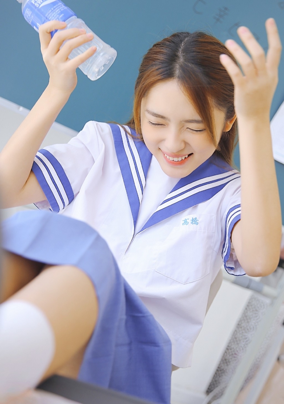 JK水手制服校花女神表情灵动气质清新教室搞怪图片
