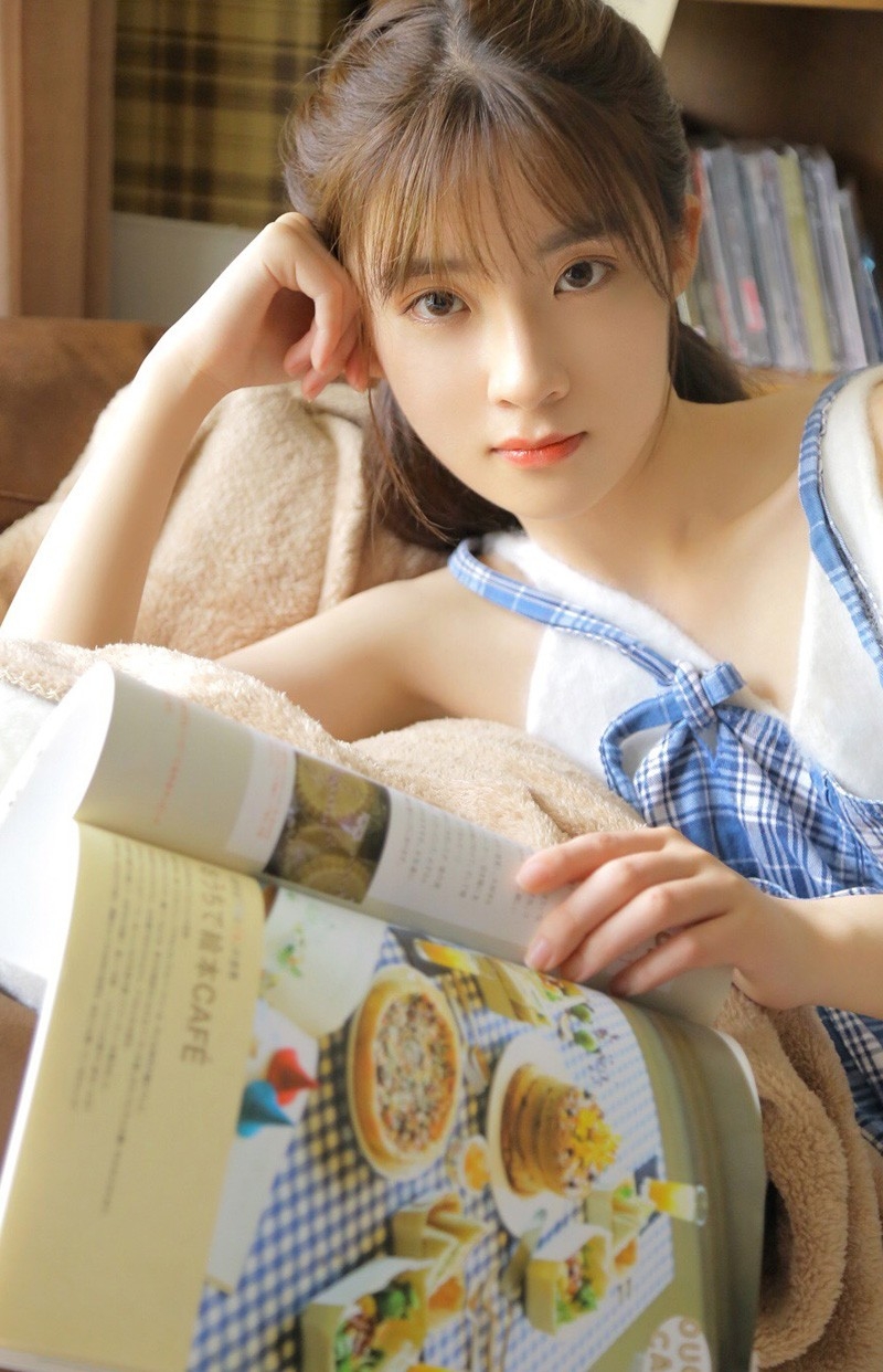 星星眼小姐姐日系背带短裤纤细藕臂笔直美腿沙发写真图片