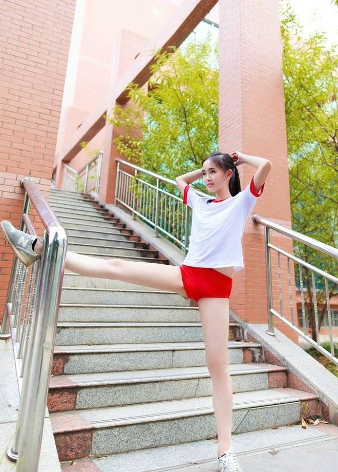操场运动美女学生妹白色运动服超短裤秀逆天长腿图片