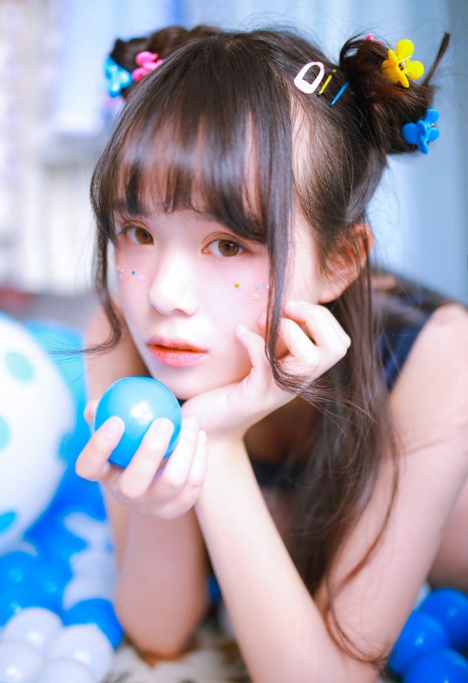 星光闪闪俏皮少女蓝色死水库连衣裙展现娇小玲珑身材图片