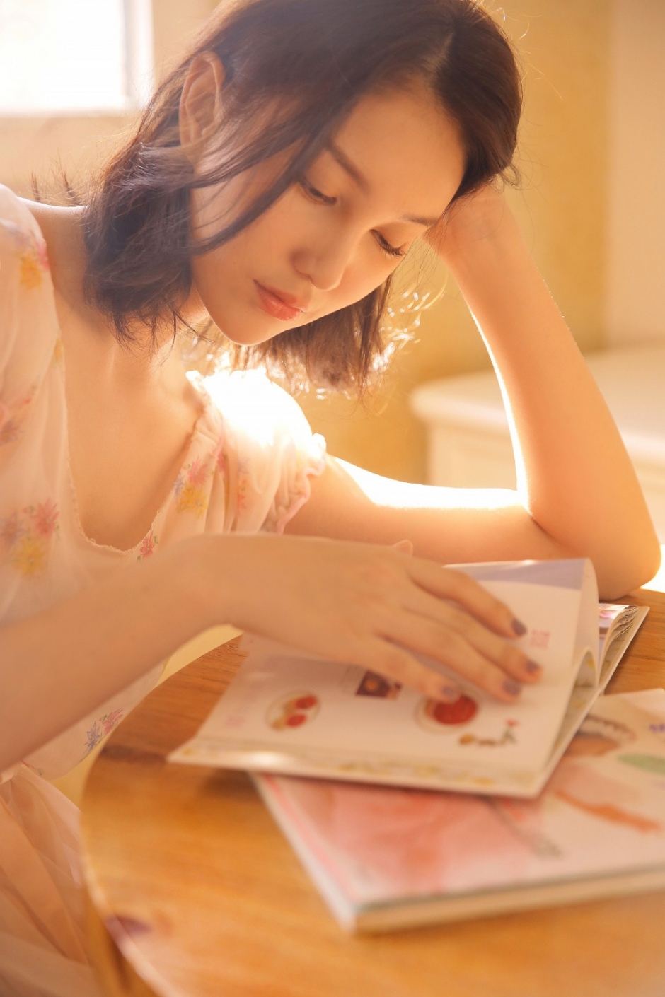 眼波含水美女碎花裙尽显姣好身材随性躺姿气质温婉图片