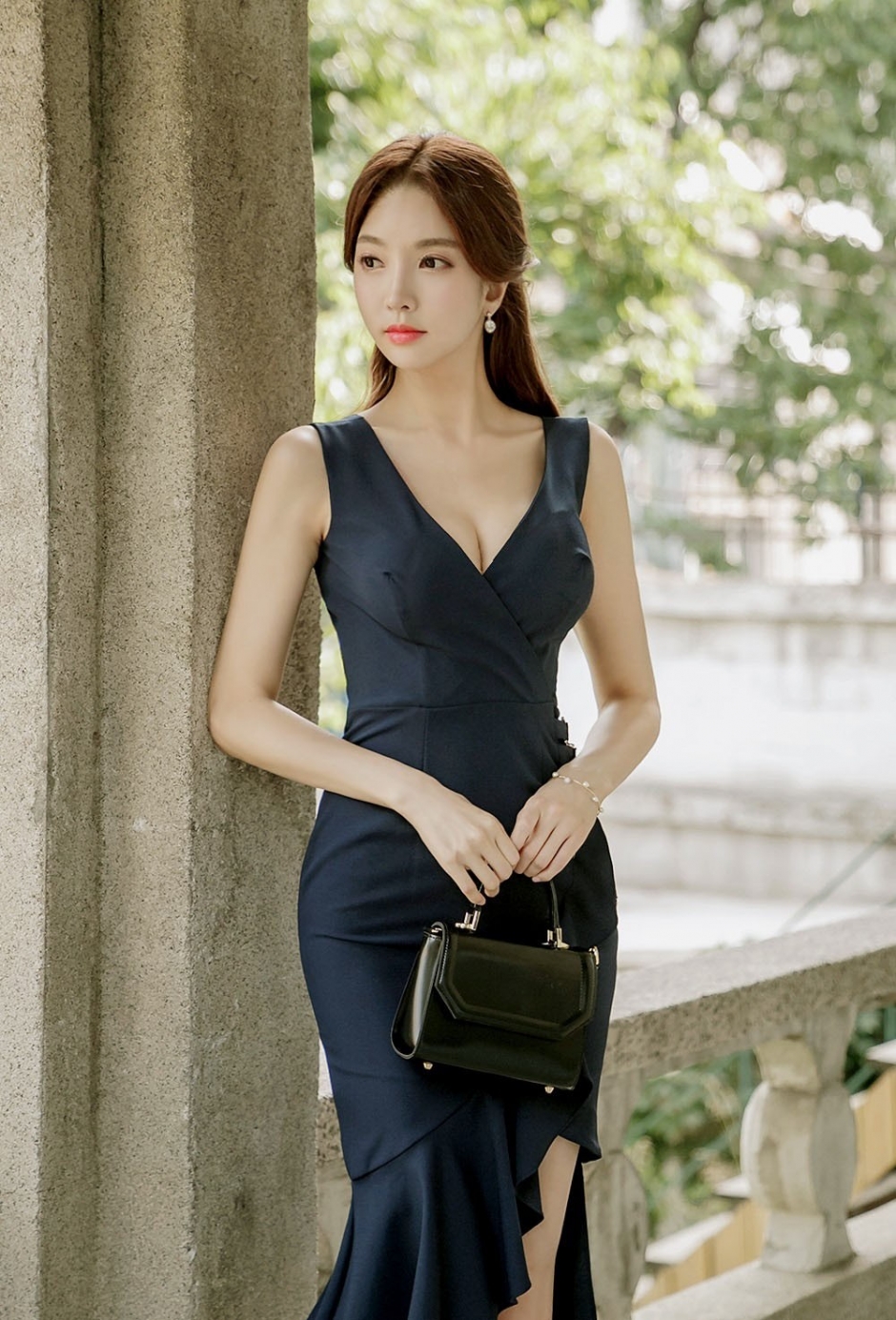 身材高挑长腿美女低胸裙大秀傲人事业线前凸后翘性感写真