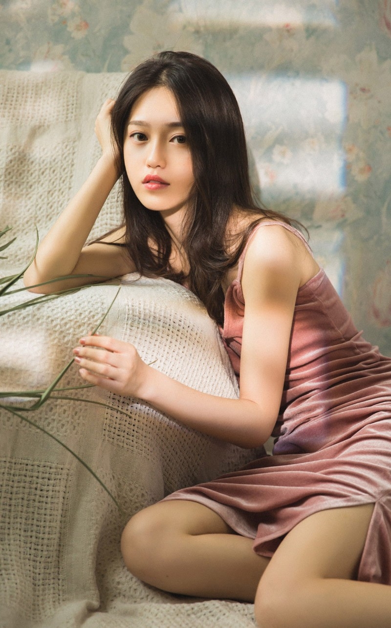 粉嫩嘟唇美女御姐情趣睡裙深v酥胸白嫩玉体性感写真图片