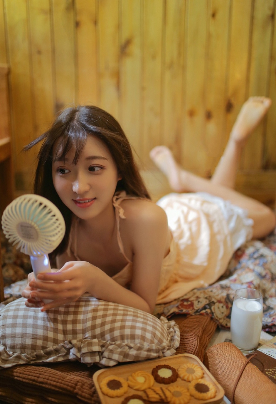 白皙肌肤小清新萝莉美女吊带香肩喝奶看书私房写真图片