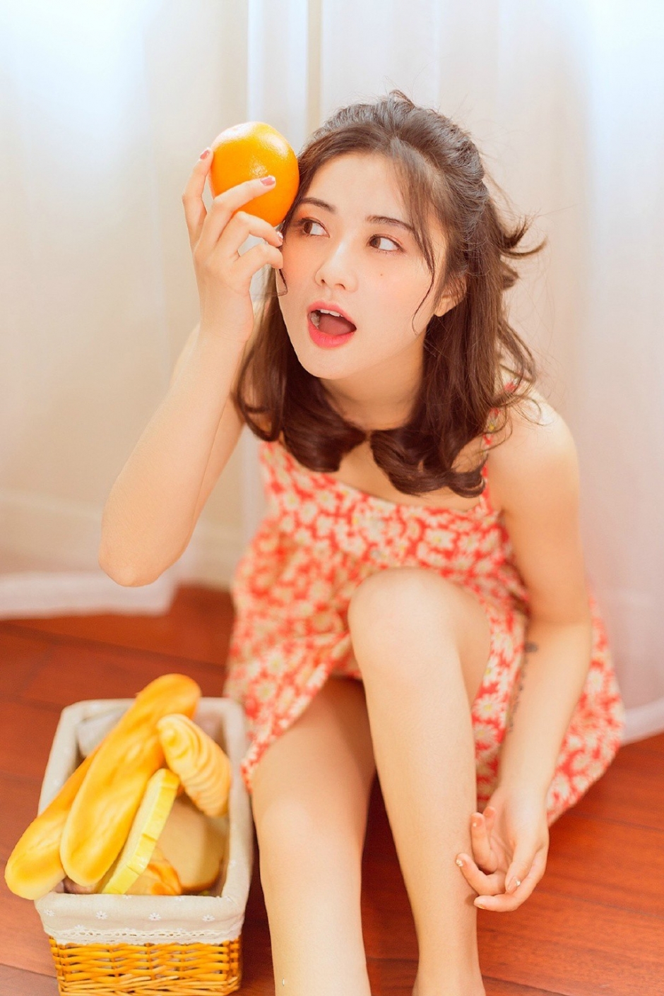 烂漫天真红色碎花裙优雅美女嘴唇微张私房诱惑写真