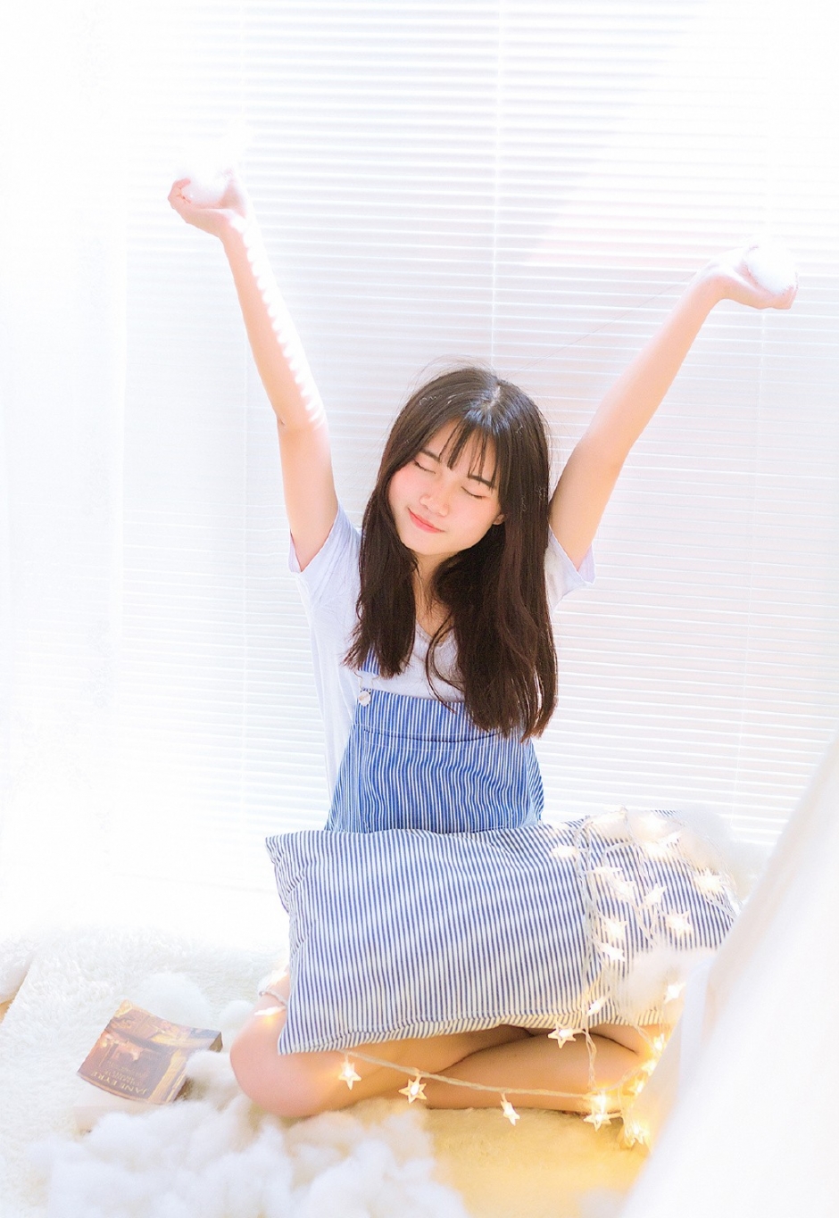 大眼圆脸邻家女孩条纹背带裤床上伸懒腰清纯气质私房图片