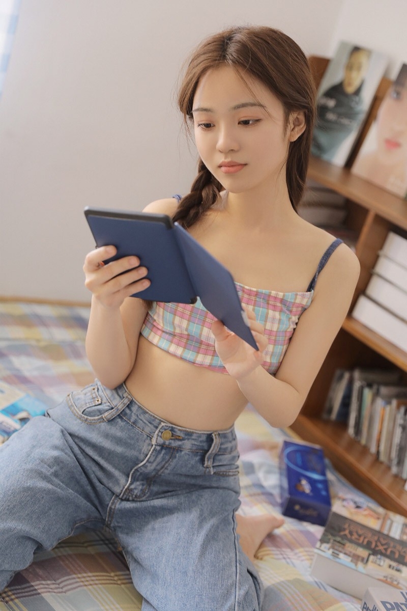 吊带露脐装美女可爱麻花辫小秀香肩蛮腰牛仔裤长腿写真