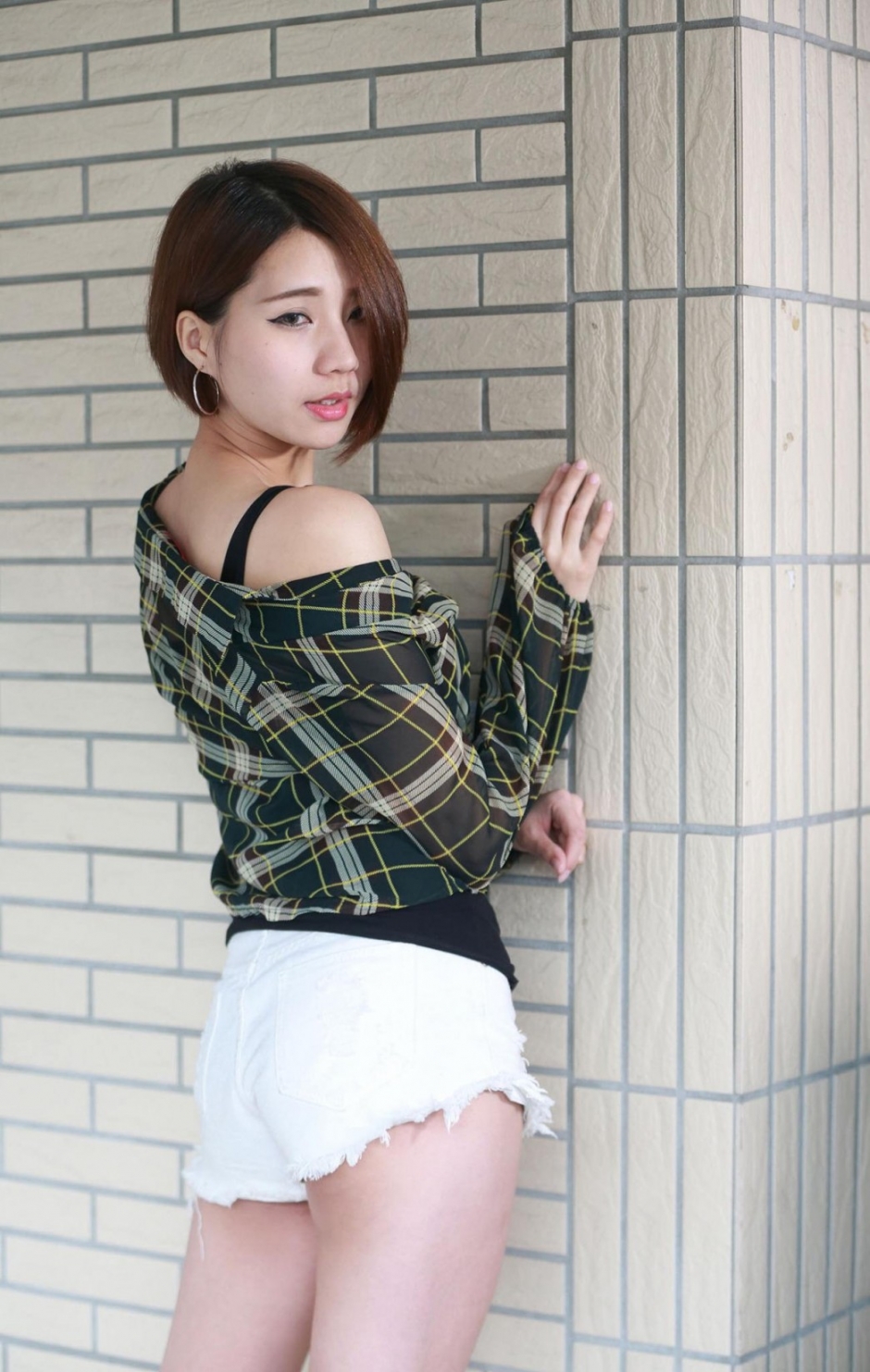 表情销魂美女透视吊带装露香肩锁骨高挑身材秀大长腿图片