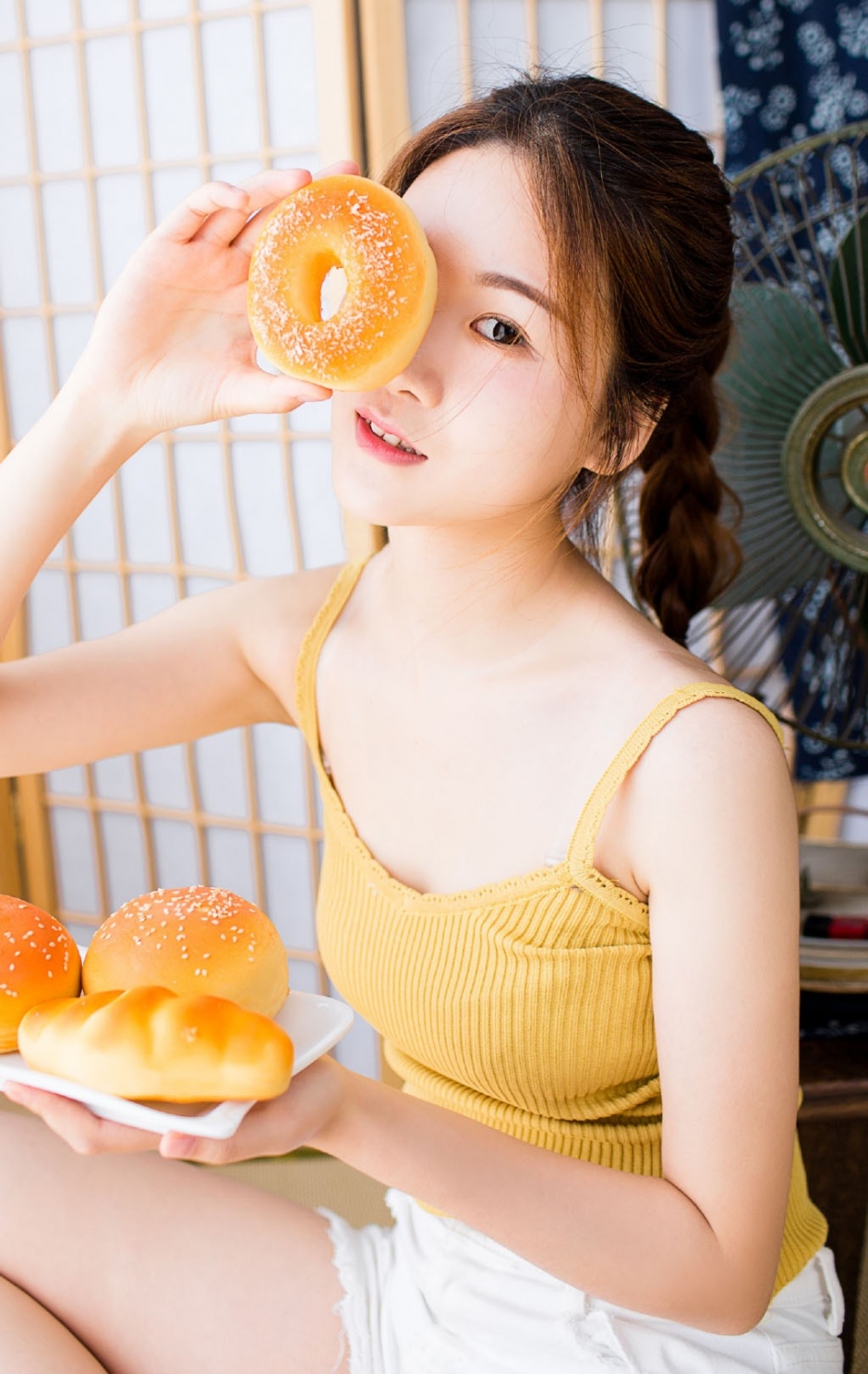 俏皮麻花辫美女漂亮脸蛋吊带热裤大秀白嫩美肤写真