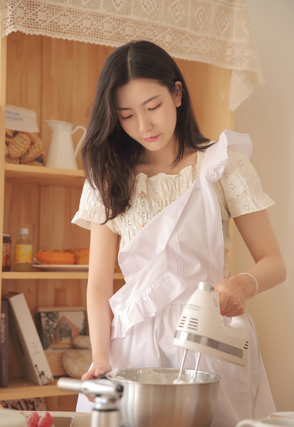 白嫩女仆装美女乌黑长发漂亮侧颜居家制作蛋糕写真图片