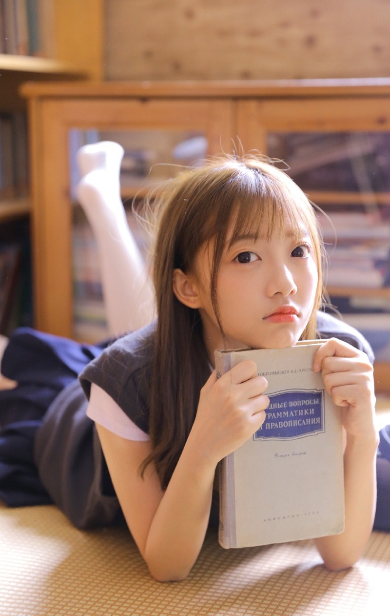 学院风校园制服美女校花浓密长发眉开眼笑气质清纯写真图片