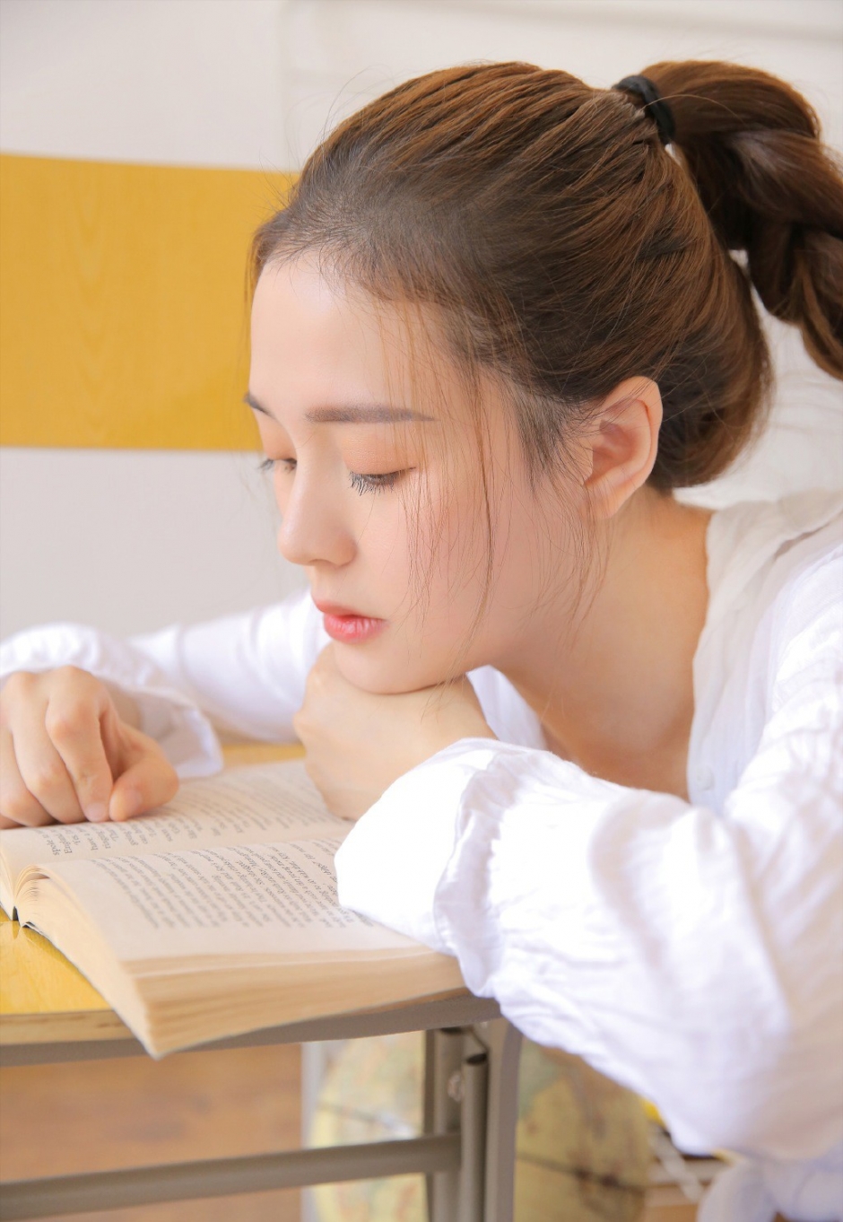 日系小清新美女白嫩脸蛋吊带超短裤露光滑藕臂玉腿图片