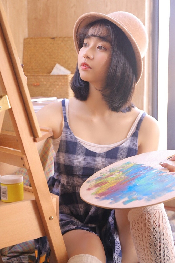 死水库泳衣美女齐耳短发红色外套窈窕身材四肢修长图片