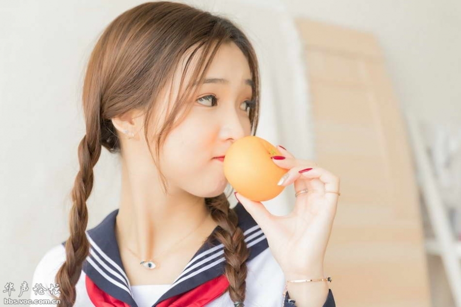 樱桃小嘴美女学生学院风校服可爱麻花辫皮肤光滑写真图片