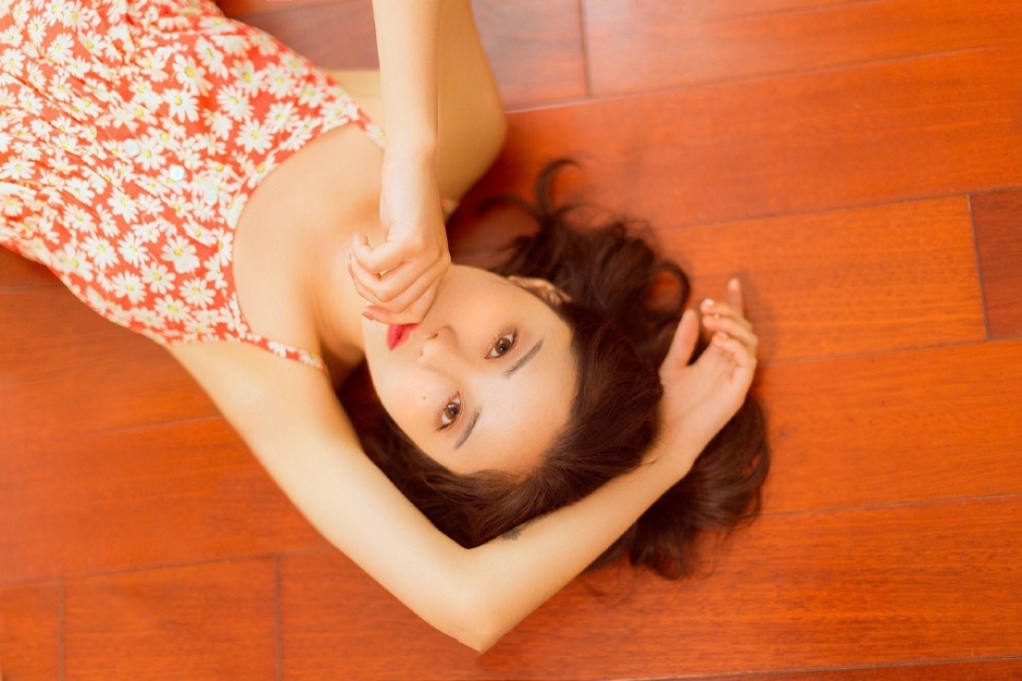 烂漫天真红色碎花裙优雅美女嘴唇微张私房诱惑写真