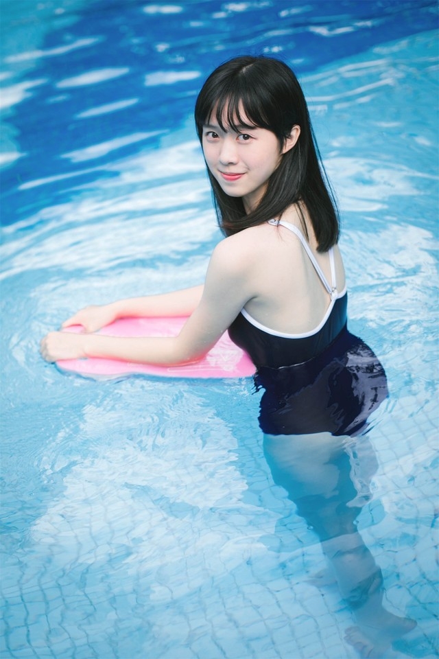 蓝色死水库泳衣美女白瓷肌肤吹弹可破泳池湿身戏水图片