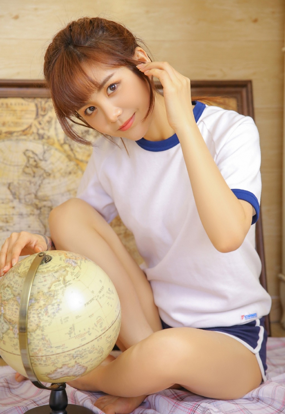 大长腿运动服短裤美女高束马尾辫双手托腮低头浅笑图片