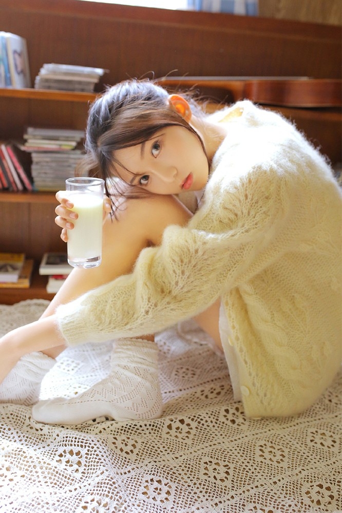 精致瓜子脸黄色毛衣美女白丝美腿睫毛弯弯目光温柔图片