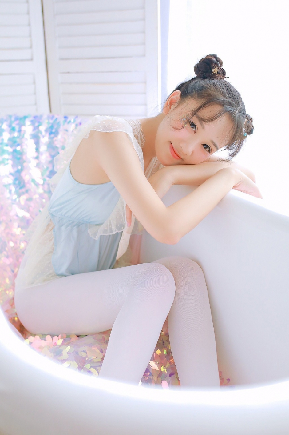 白丝长腿丸子头美女粉嫩脸蛋搞怪表情浴缸嬉戏写真图片