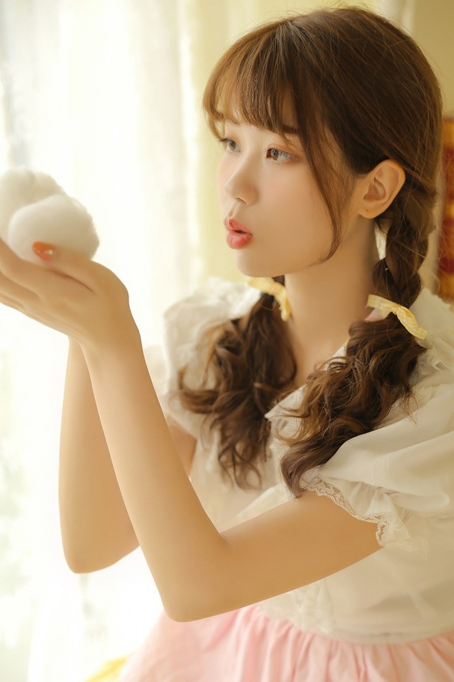 脸蛋白里透红少女蓬蓬袖公主裙可爱麻花辫长相标致图片