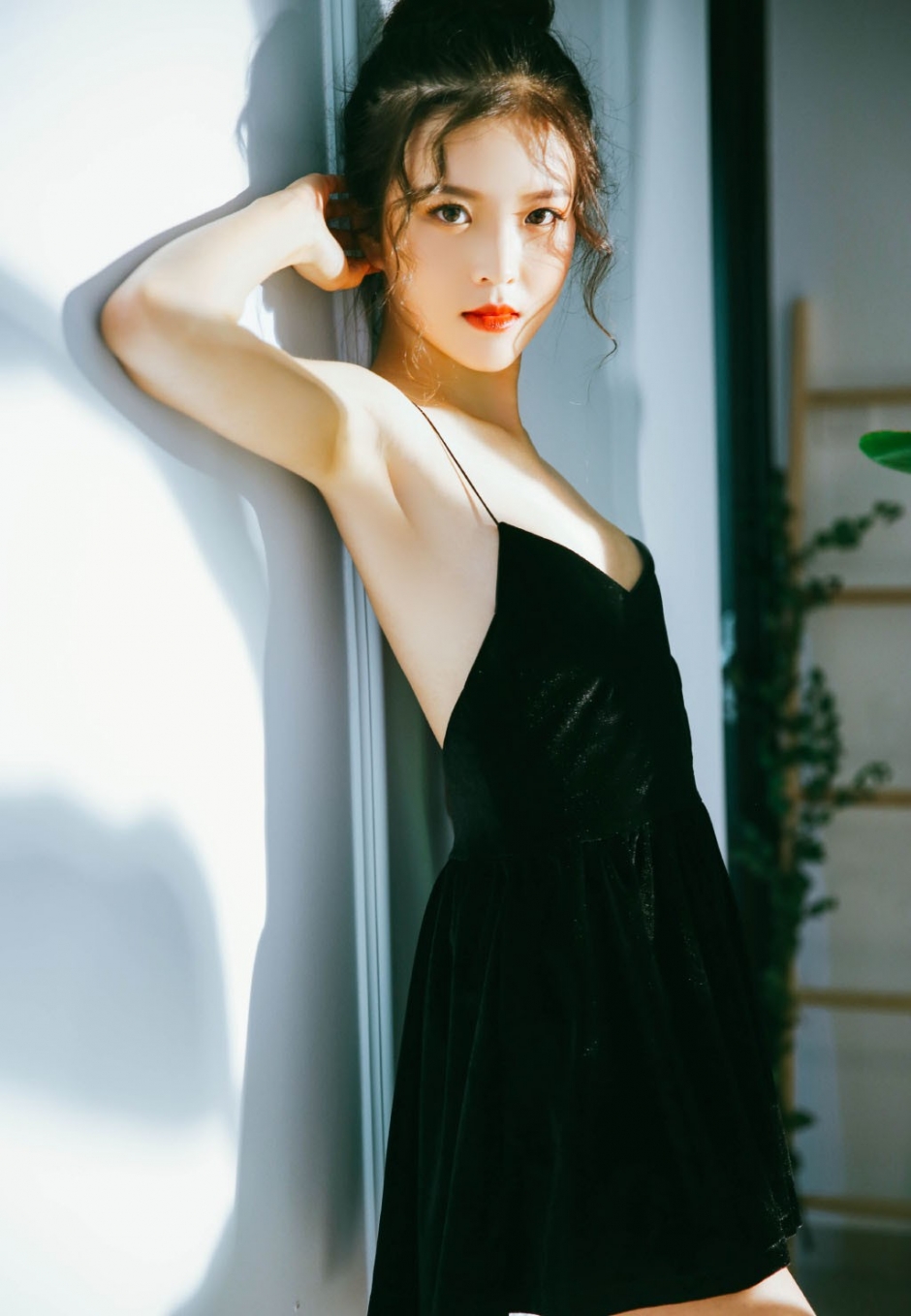 复古系白嫩长腿美女深v吊带短裙大秀香肩裸背写真图片