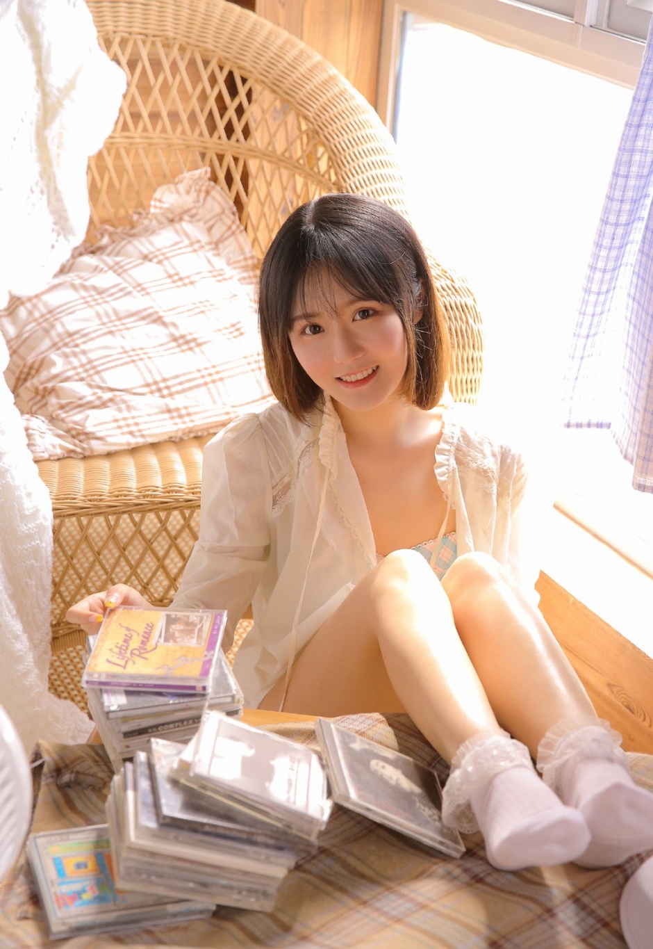 圆溜溜大眼萌妹甜美笑容内衣外露精致锁骨优美线条写真图片