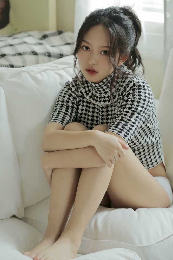脸颊泛红美女高束马尾柔软身体单手托腮皮肤水灵图片