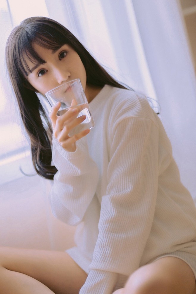 宽松毛衣美女眉眼精致乌黑长头发短裤秀细长筷子腿图片