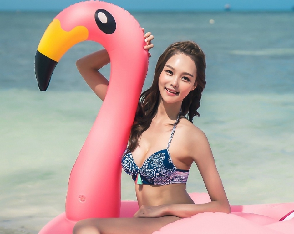 度假美女柳枝腰筷子腿三点式比基尼秀凹凸有型身材图片