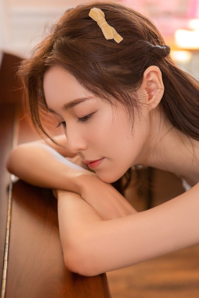 优雅气质美女一袭白裙仙气十足美丽侧脸微微一笑图片