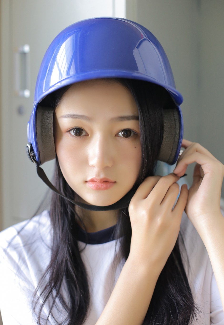 运动服美女校花乌黑长发白净面孔清新气质写真图片