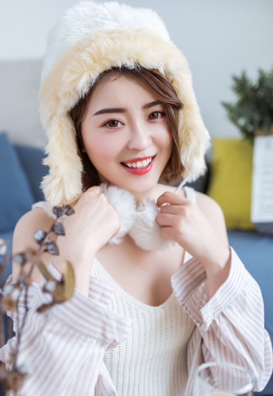 极品红唇少妇魅惑笑容衣肩滑落白嫩酥胸美腿魅力写真图片