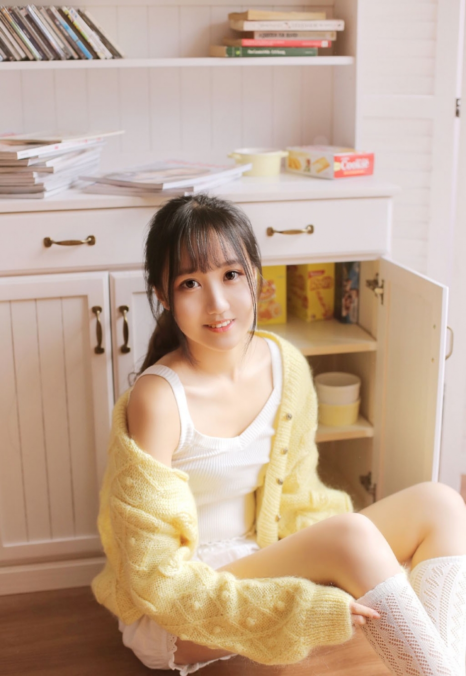 白嫩脸蛋美少女露齿甜笑吊带针织衫白丝美腿私房写真图片