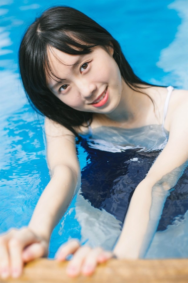 蓝色死水库泳衣美女白瓷肌肤吹弹可破泳池湿身戏水图片