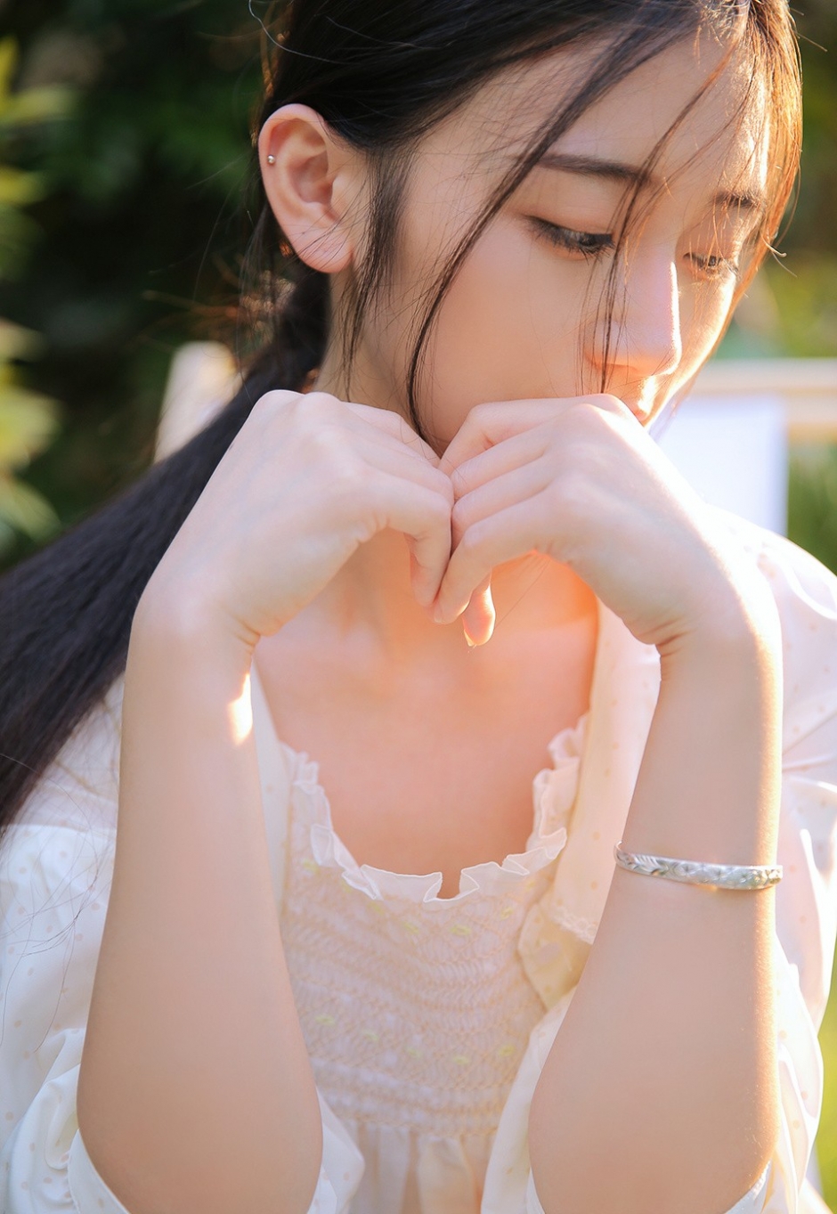 气质温柔小清新少女一袭白裙长发及腰漂亮侧颜户外写真