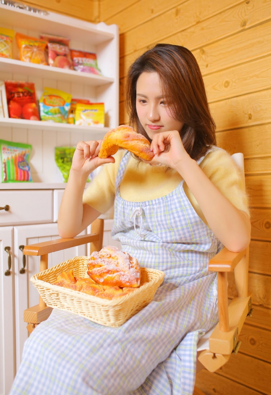 气质温柔美女格纹毛衣背带裙粉嫩樱唇眉目含情私房图片